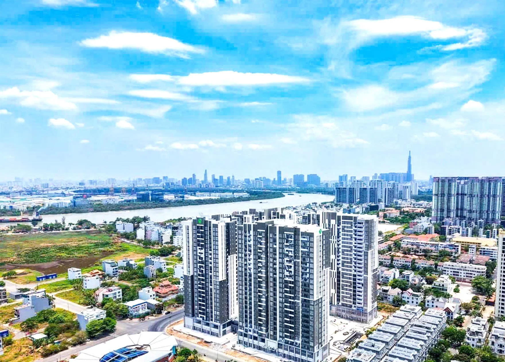 Ảnh flycam Victoria Village tháng 5/2026: bốn tháp đã tháo giàn giáo, phía sau là sông Sài Gòn và trung tâm thành phố