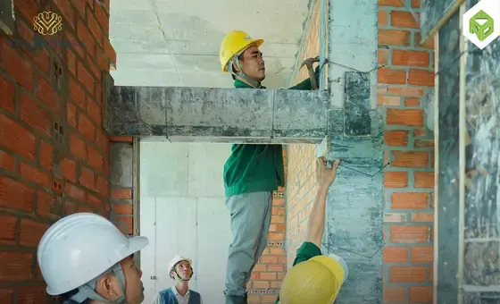 Đặt ống đổ trục ốp tường, tháng 08/2025