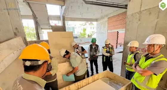 Tiến hành khui kiện hàng thang máy, tháng 08/2025