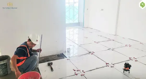 Công tác lót gạch sàn căn hộ, tháng 09/2025
