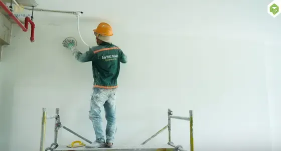 Công tác xả mặt tường chuẩn bị sơn tầng 5, tháp 3, tháng 09/2025