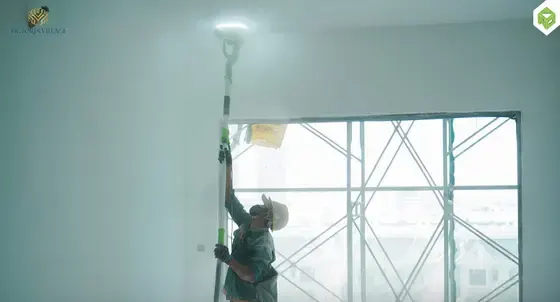 Xả matit chuẩn bị sơn tường căn hộ, tháng 09/2025