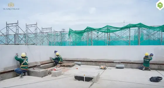 Xử lý bề mặt sơn nước tầng mái các tháp, tháng 09/2025