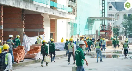 Công nhân di chuyển đến khu vực thi công, tháng 10/2025