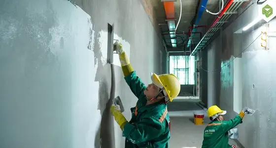 Công tác đắp matit chuẩn bị sơn tường hành lang, tháng 10/2025