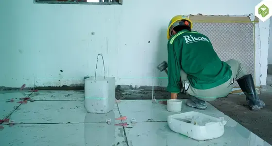Công tác lót gạch sàn căn hộ, tháng 10/2025
