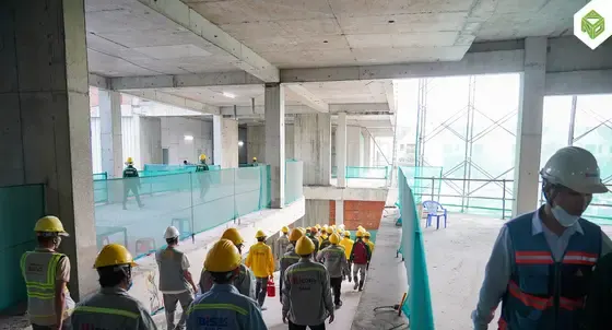 Công nhân di chuyển đến khu vực thi công, tháng 11/2025