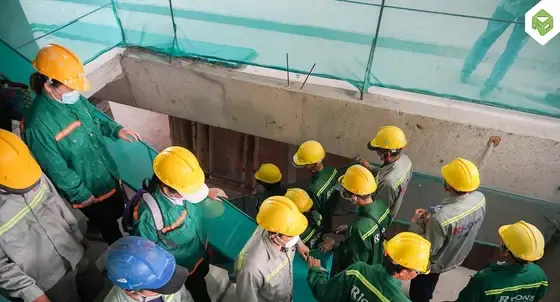 Công nhân di chuyển đến khu vực thi công, tháng 11/2025